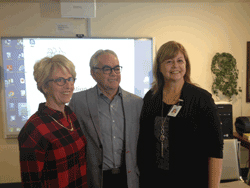 La présidente de la Fondation, madame Madeleine Leclerc, est accompagnée de monsieur Richard Thibeault, vice-président, et de madame Marie-Claude Blanchette, directrice des centres de jour du CIUSSS Saguenay-Lac-Saint-Jean-Hôpital de Roberval